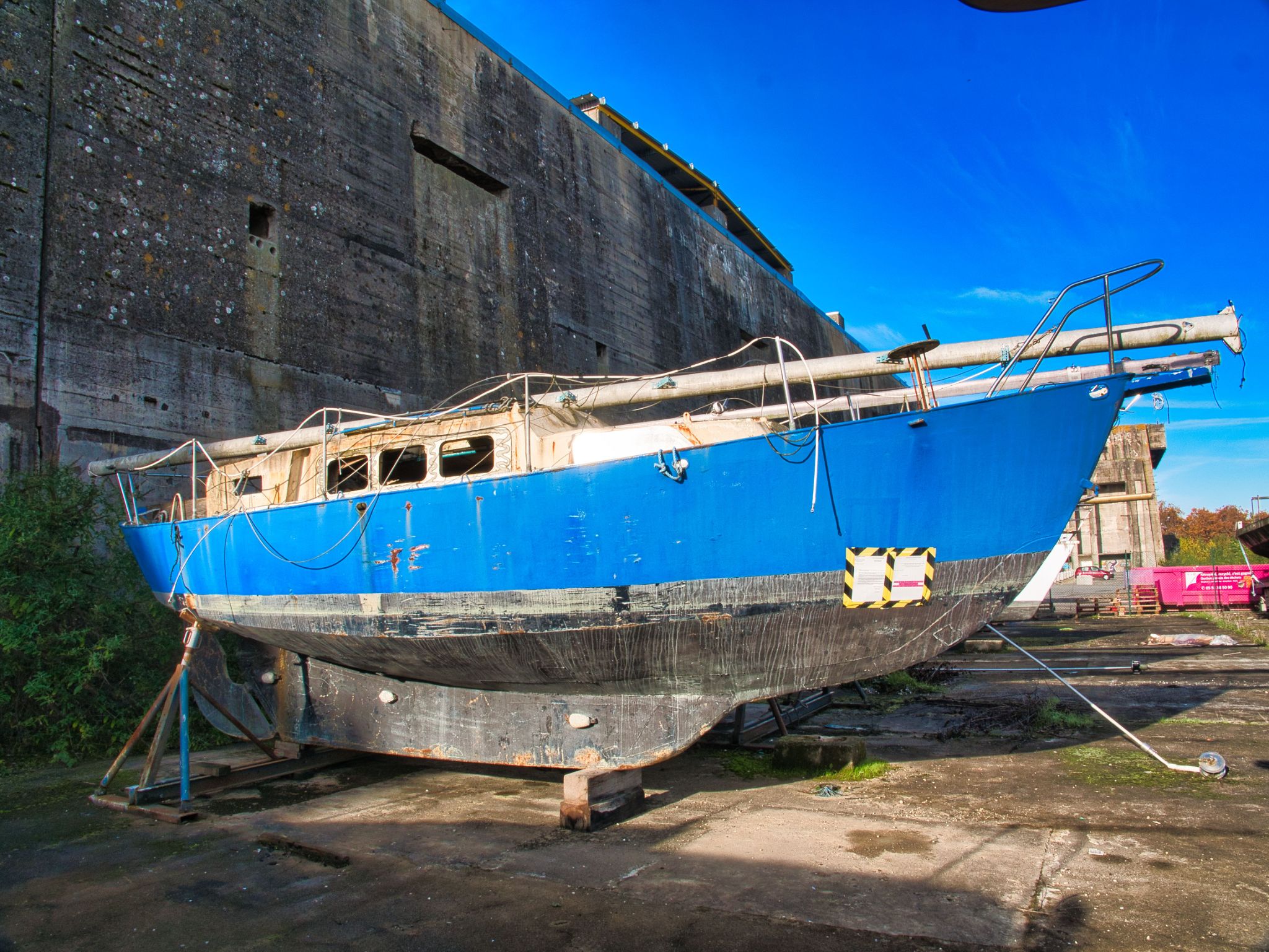 Autour de la base sous-marine